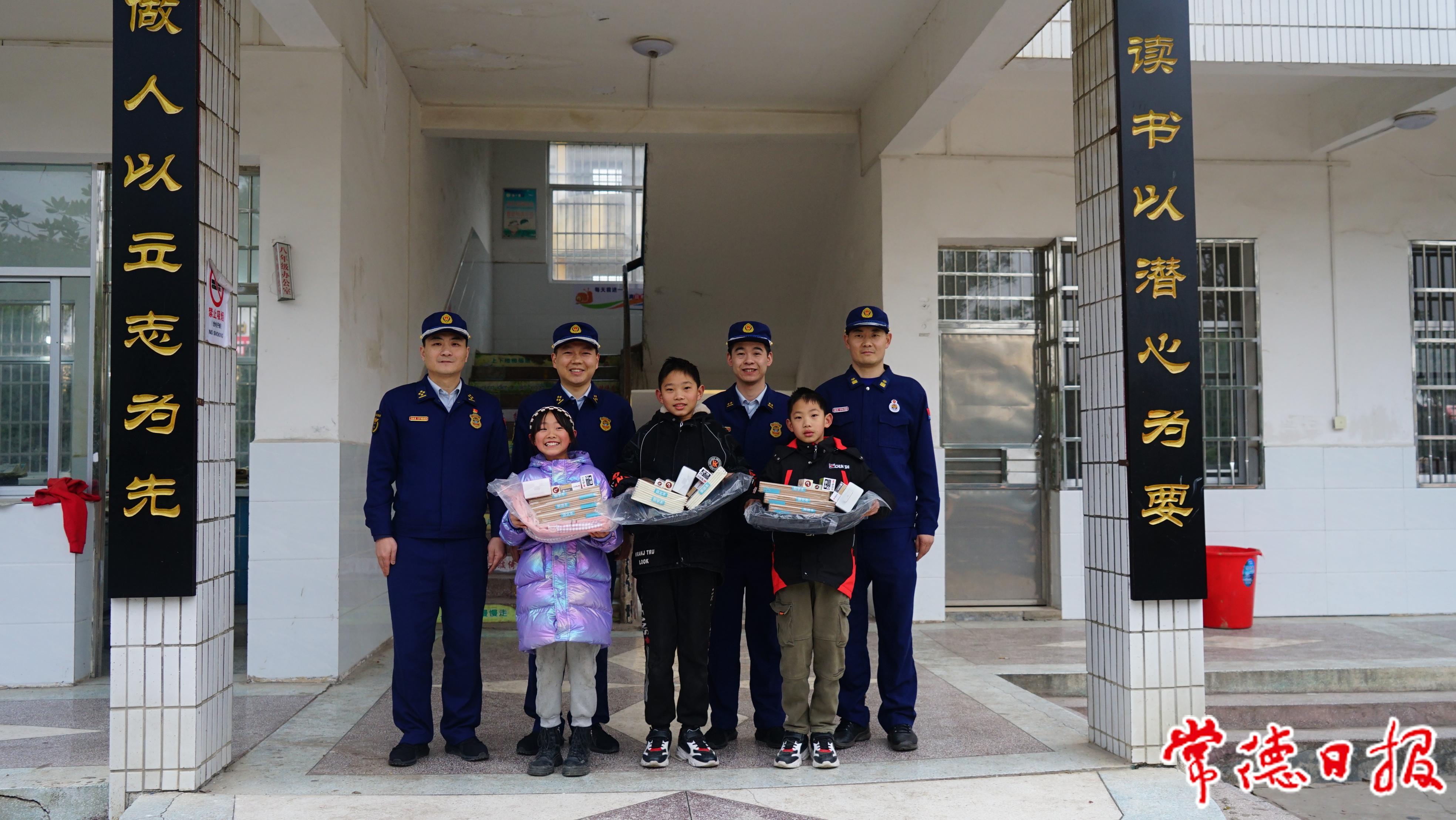 4、澧縣消防救援大隊開展捐資助學活動（朱述杰右一）。.jpg