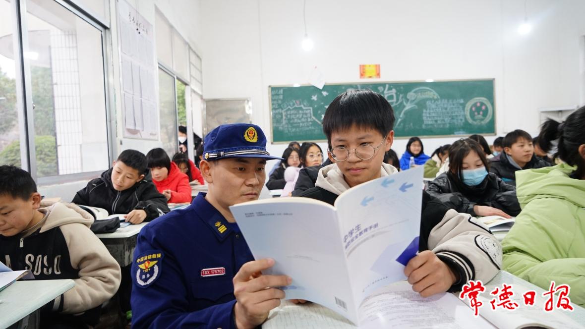 3、朱述杰兼任公益宣傳員，深入學校普及消防安全知識。.jpg