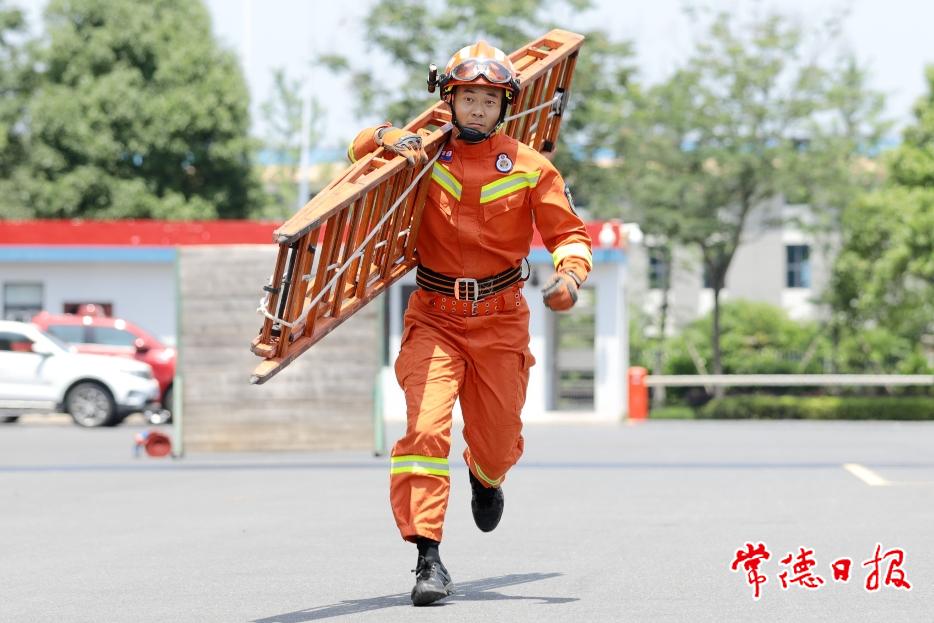 2、朱述杰開展拉梯訓練及教學。.jpg